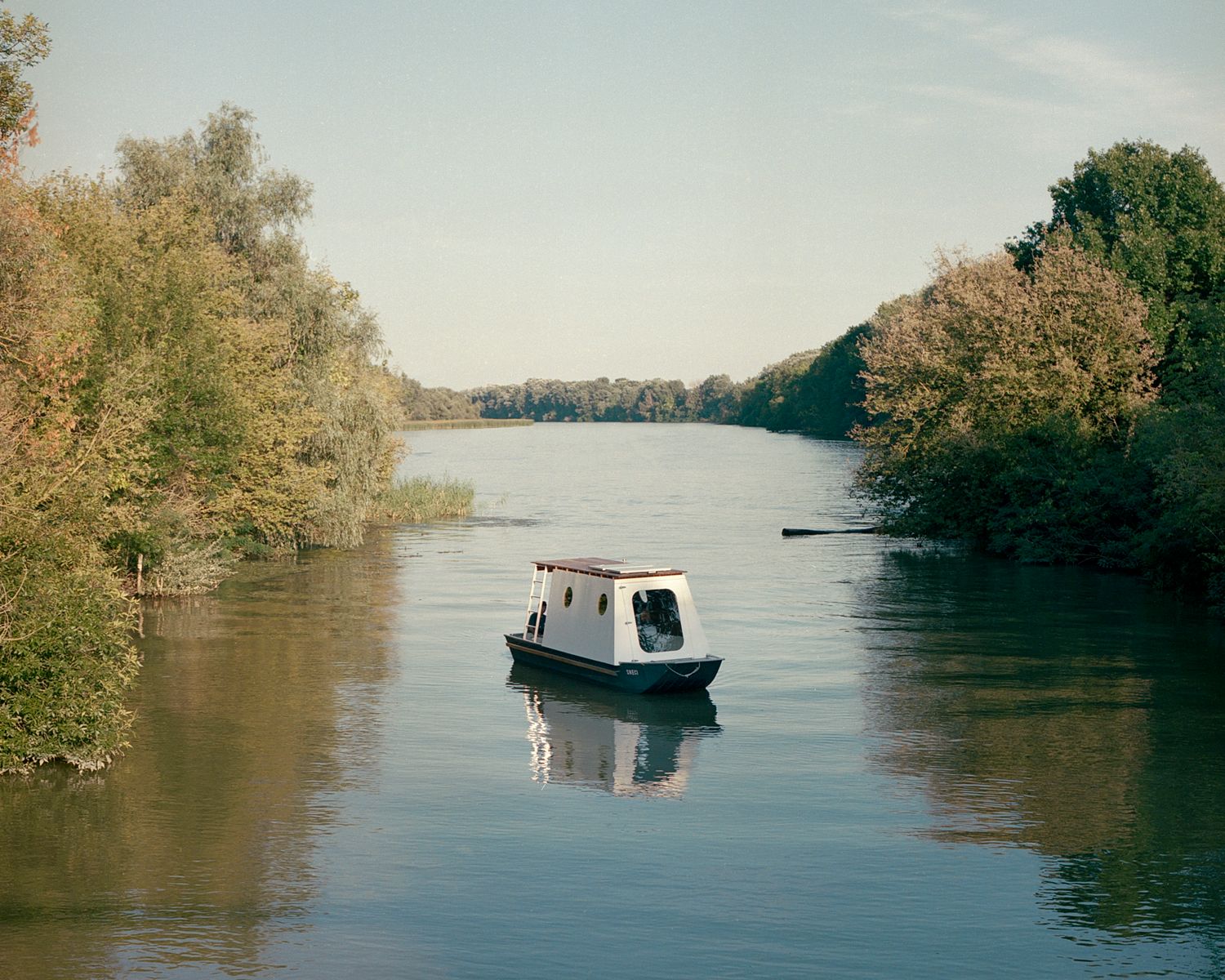 Blurred boundaries | Houseboat on Lake Tisza
