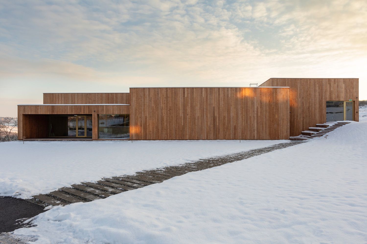 Office building made of wood panels in Romania | Vertical Studio