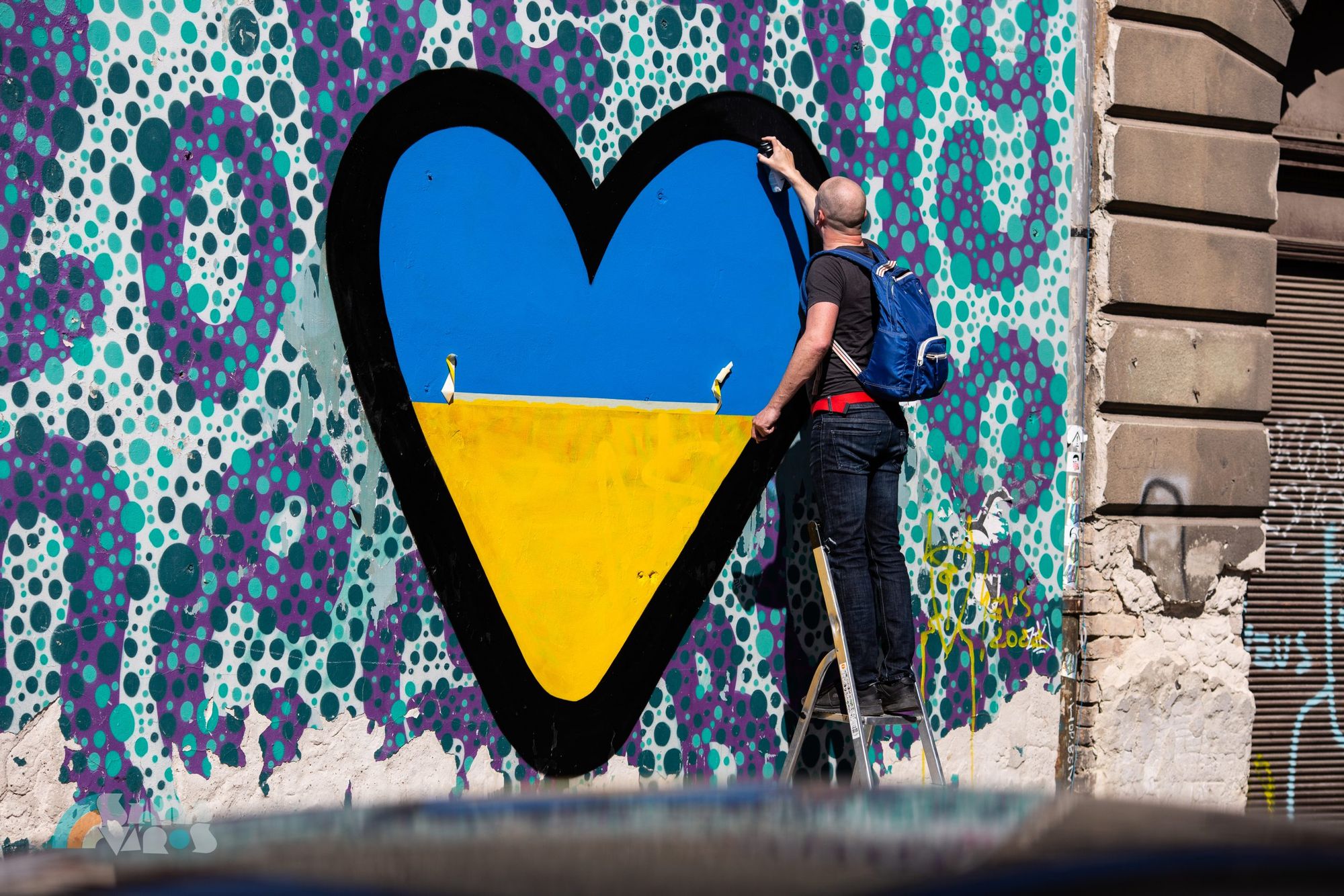 Szeresd a szomszédaidat! – az üzenete a régi, a külseje teljesen új Budapest egyik legnépszerűbb falfestményének