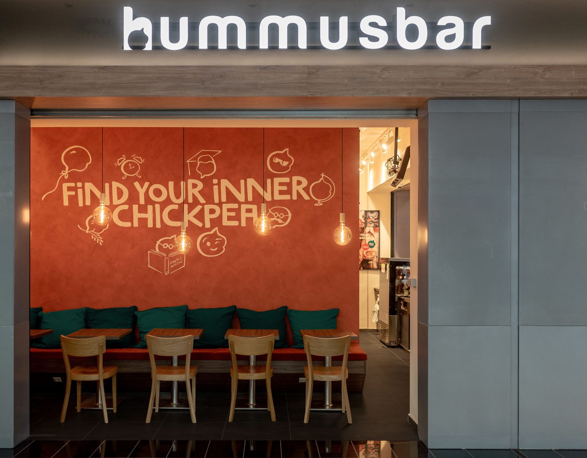 Friss dizájnnal nyitott új éttermet a hummusbar