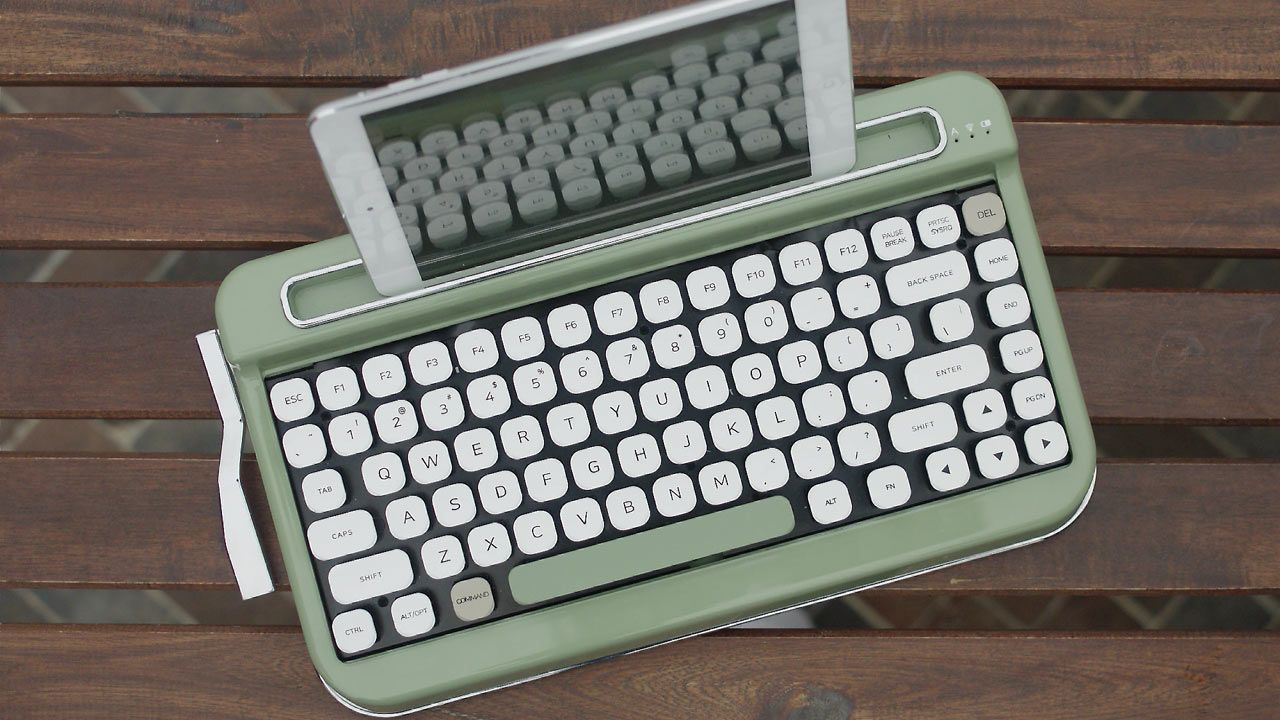 Vintage keyboard | PENNA