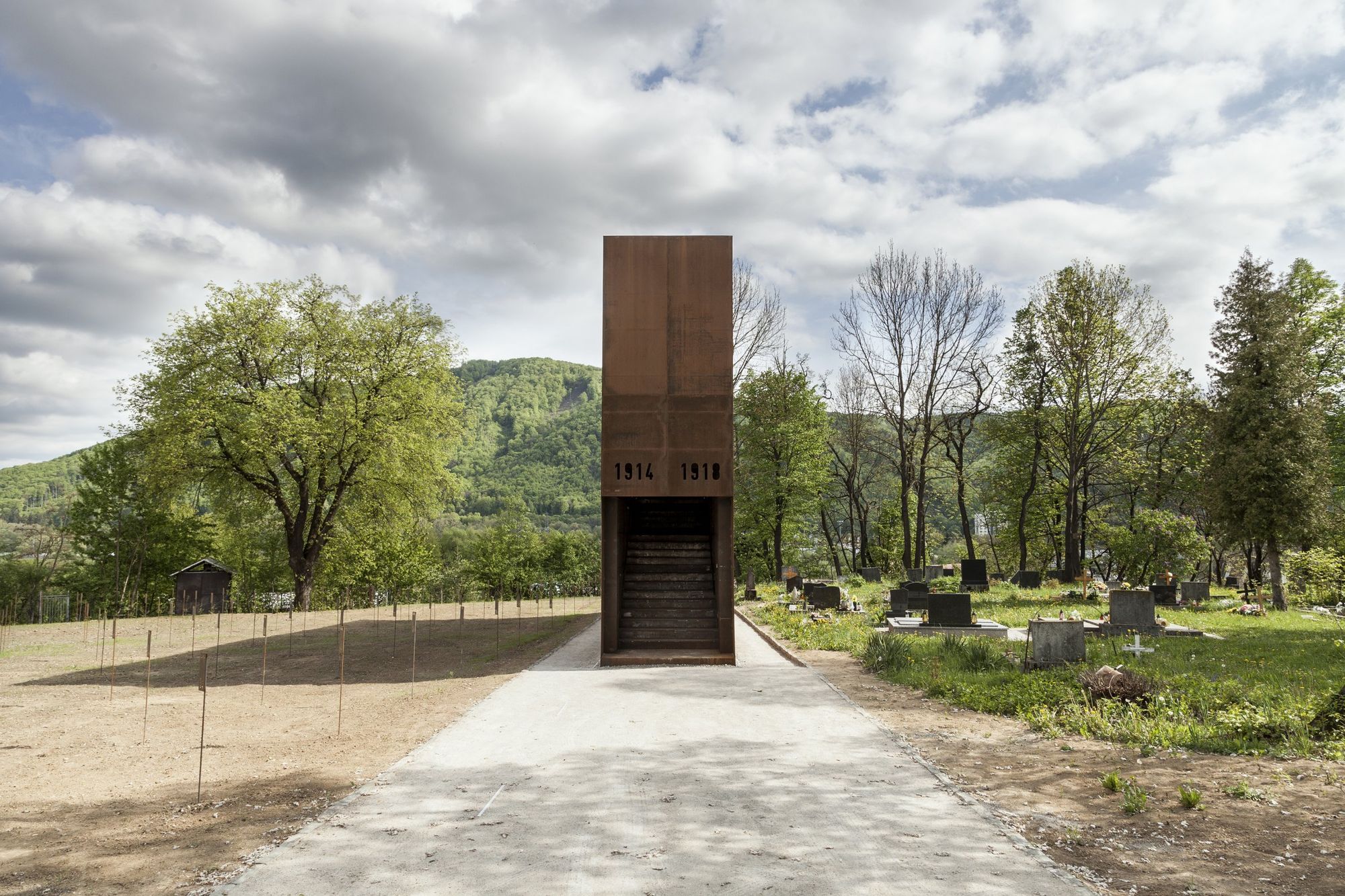 Emlékmű egy első világháborús temetőben | Besztercebánya, Szlovákia