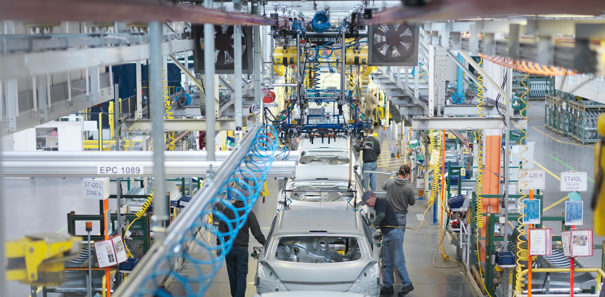 Carmakers close factories and freeze sales due to the war in Ukraine