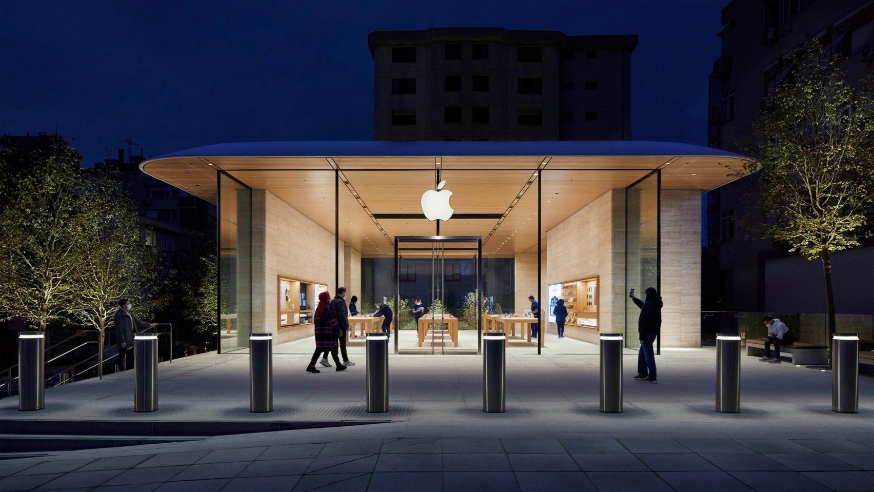 Apple has sealed its new Istanbul store in glass