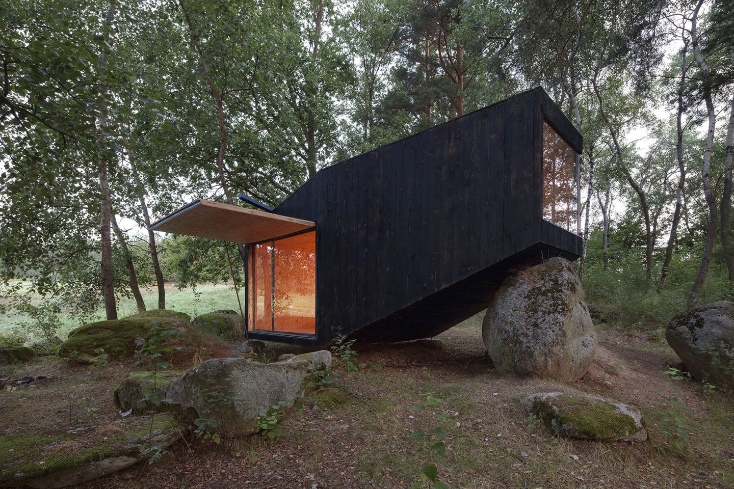 Tiny shelter on a huge rock | Uhlík Architekti