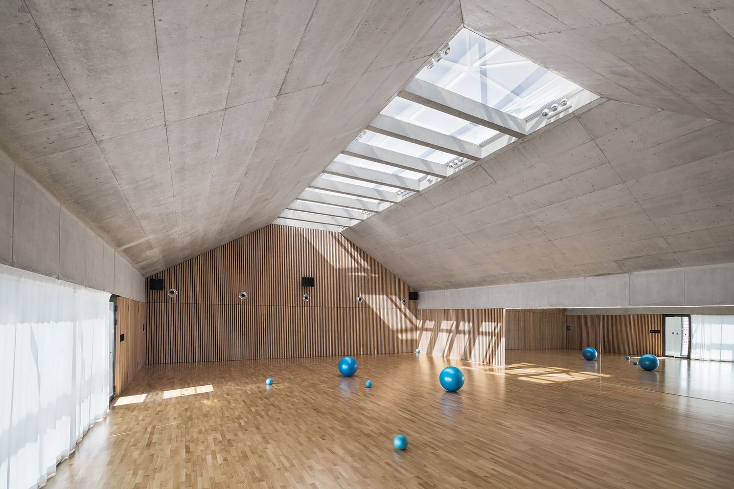 A Czech sports hall that has the courage to be moderate