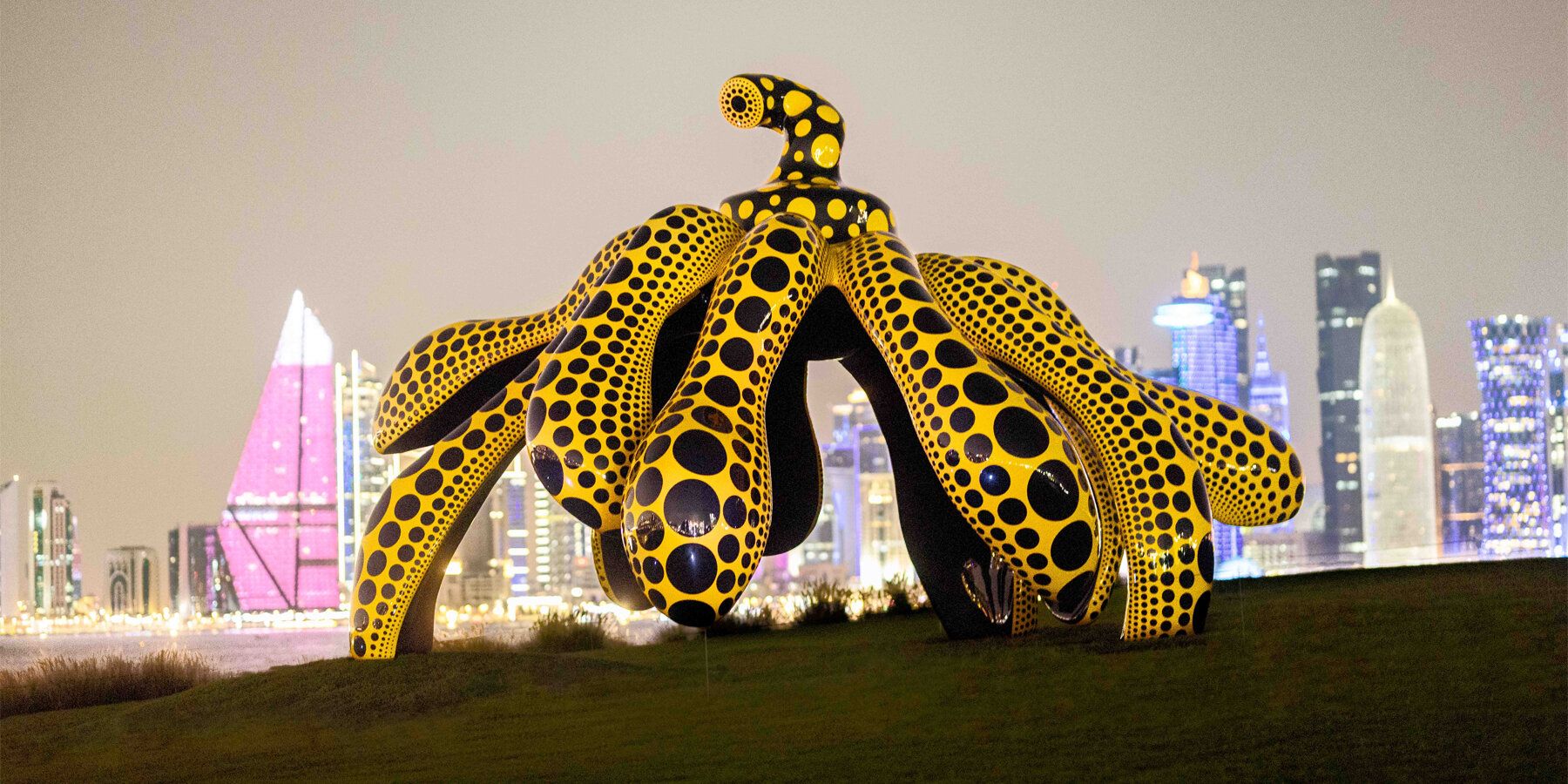 Yayoi Kusama ikonikus alkotásait Katarban állítják ki