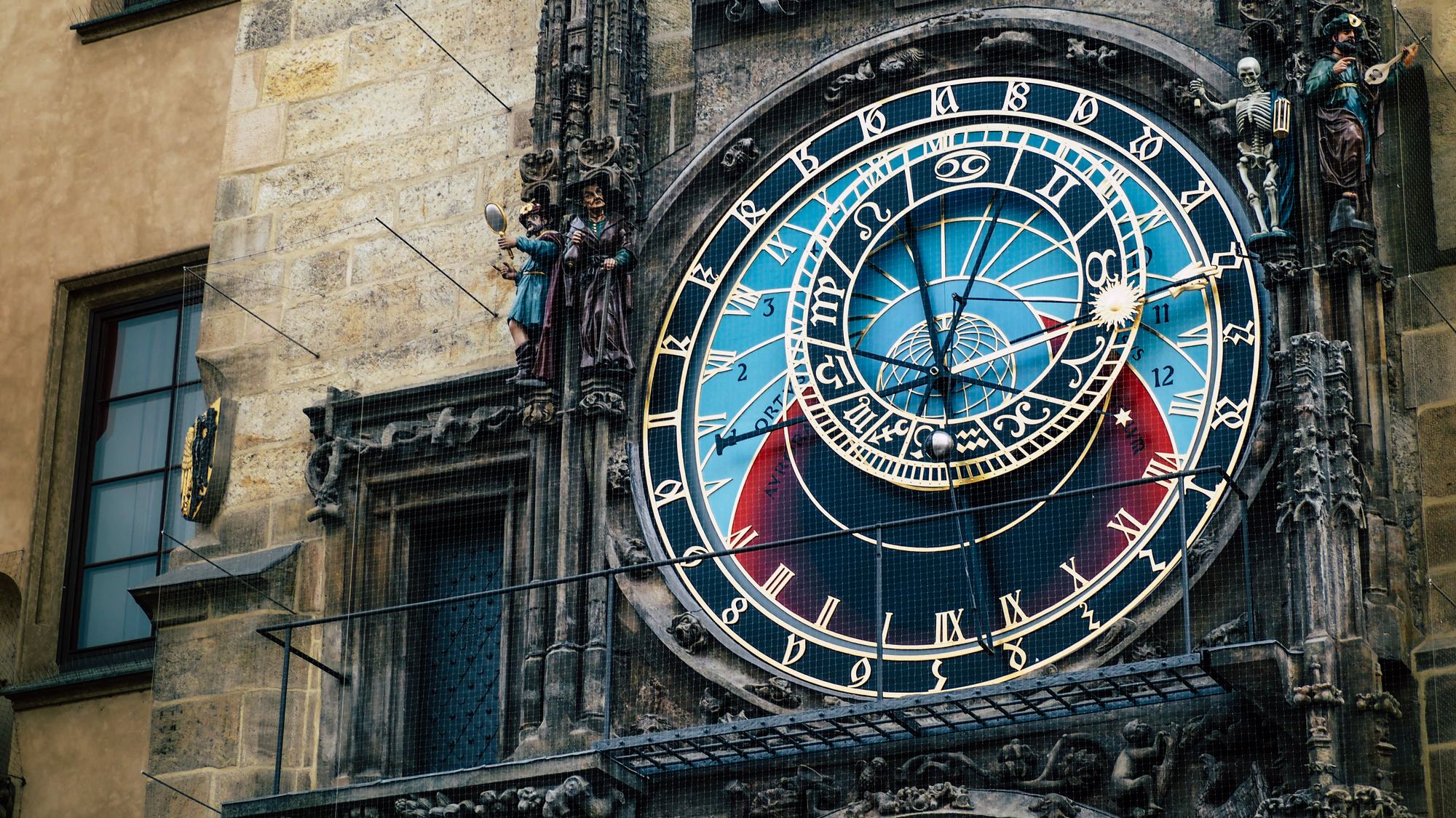 Lecserélik a híres prágai óra kalendáriumát miután kiderült, nem is hasonlít az eredetire