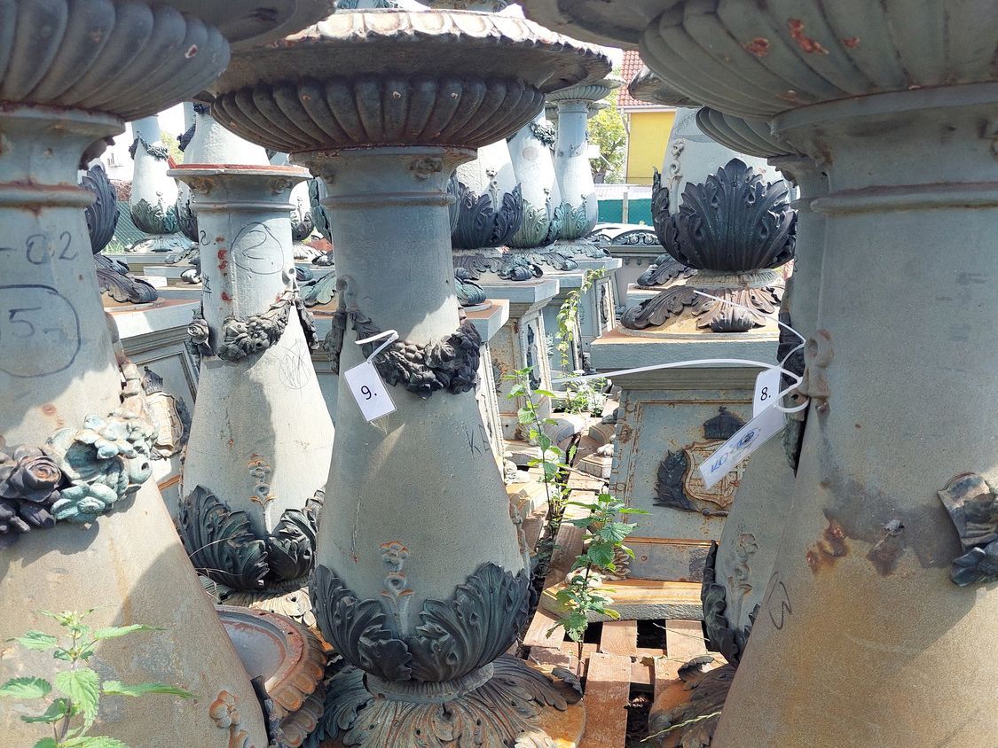 The candelabra of the Chain Bridge are up for auction