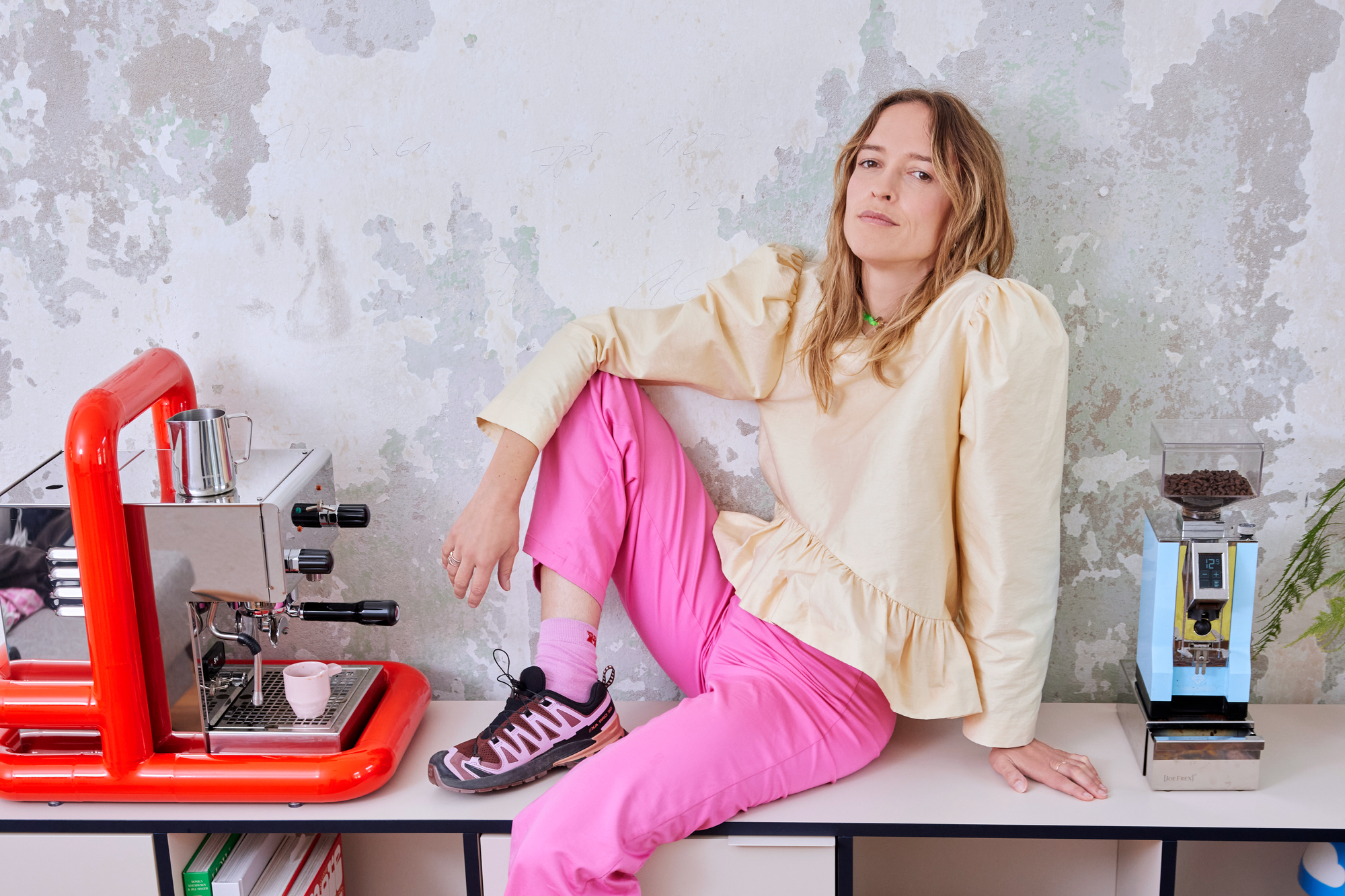 Kő, króm, koffein – Tina Bobbe, a designszcéna új üdvöskéjének szoborszerű gépei