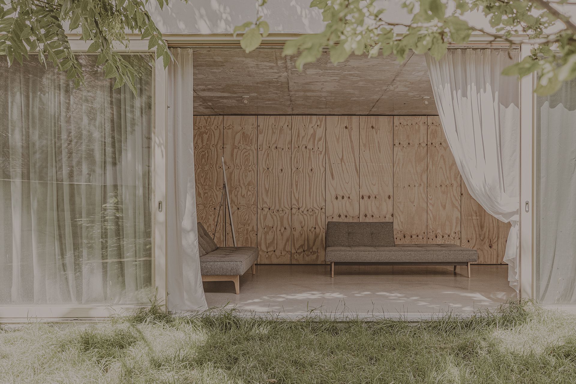 A visszafogott építészet momentuma | Kenderbeton, mértéktartás és hosszú távú gondolkodás egy szentendrei családi házban