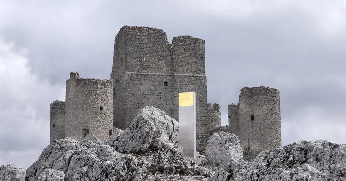 Kinetikus totemoszlop torzítja a teret Olaszország hegycsúcsán