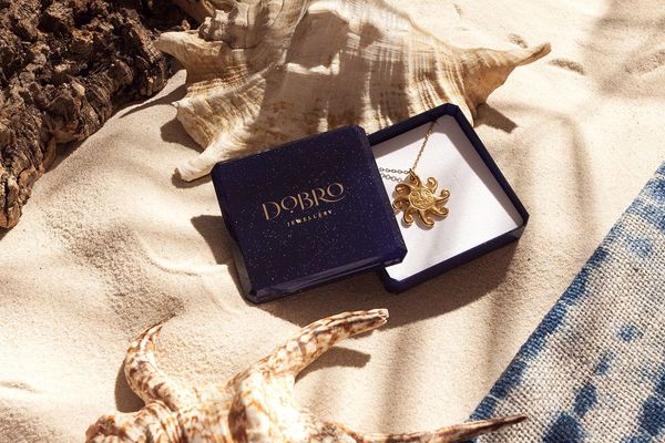 The idyllic world of the sunny beach is evoked by the identity of the Polish jewelry brand DOBRO