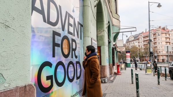 Shop window exhibition with social design | Advent for Good