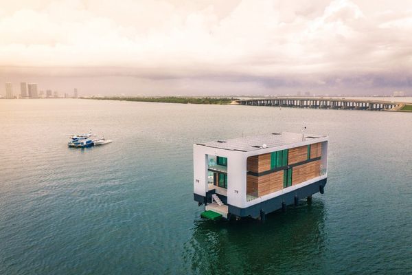 Hurricane-proof floating villa