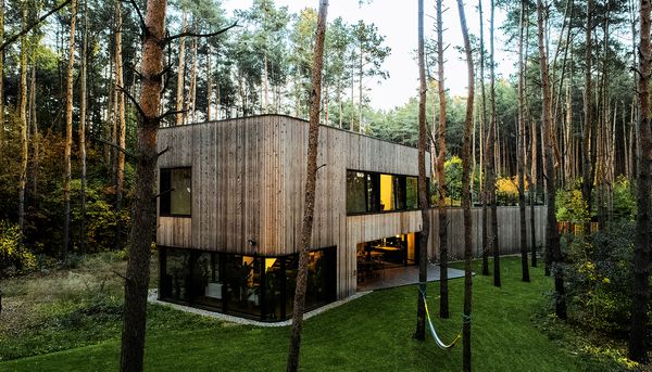 Erdő közepén, mégis a városban | Ultra Architects X InsideARCH