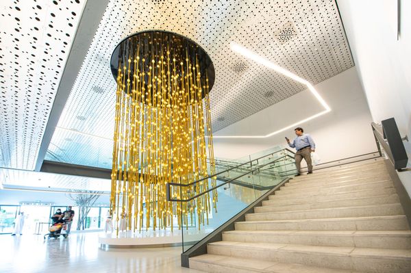 The Czech pavilion brings rain to the EXPO 2020 wrapped in a golden glow
