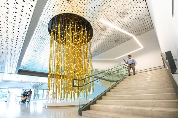 Aranyló fénybe burkolva hozza el az esőt a 2020-as EXPO cseh pavilonja