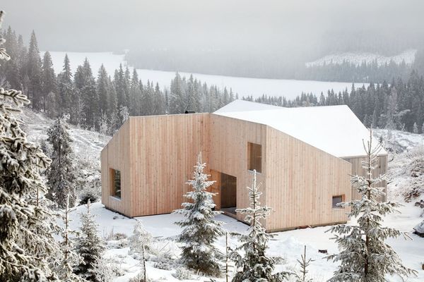 Traditional Norwegian hytte reimagined | Mork-Ulnes Architects