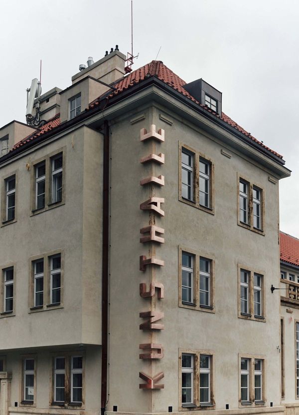 Bronz betűk ölelésébe burkolózik a prágai Kunsthalle épülete