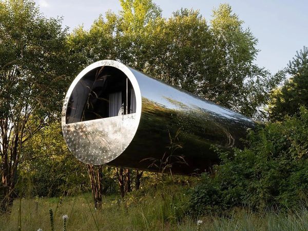 Pipe-like house reflects the surrounding landscape