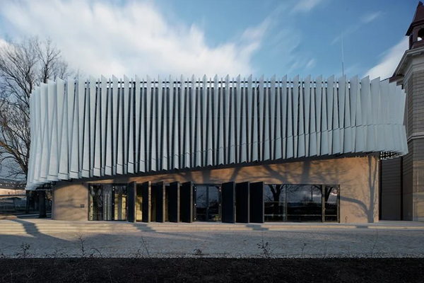 Groundbreaking lecture hall | Qarta Architektura