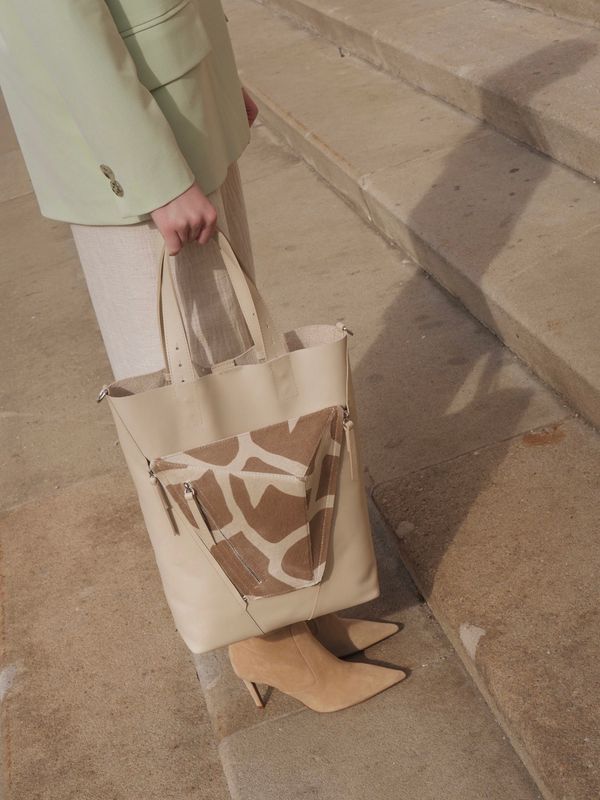 The spring-summer bag collection of Vengru is out today