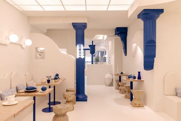 Ókori romok és a kortárs építészet extravaganciája egy valenciai görög étteremben