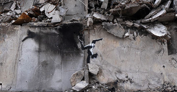 Félig lebombázott épületre graffitizett Ukrajnában Banksy