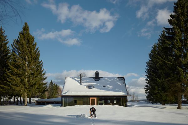130 éves kunyhóból készült ragyogó erdei kabin a cseh hegyek szívében