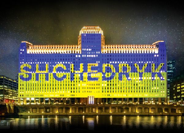 Ukrainian art projection covers monumental Chicago building