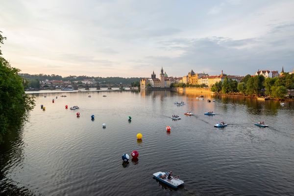 Magyar képzőművész installációja ringatózik Prágában a Moldván