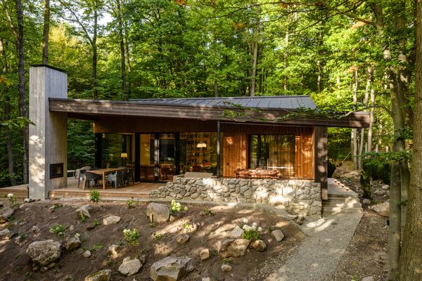 A legnagyobb luxus a csend – Szikla, fa és és midcentury vonalvezetés a Hello Wood Resort erdei villájában