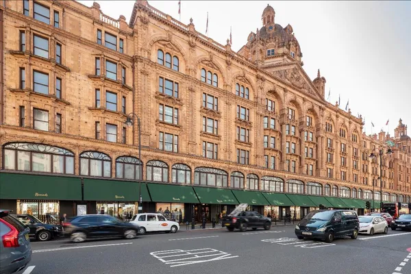 Megújult a londoni Harrods homlokzata