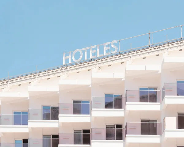 Walls that cry out for holidaymakers | Andrés Gallardo Albajar