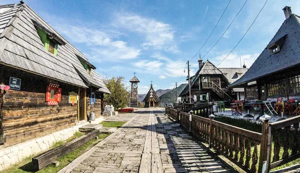 Retro Trabantok, világhírű emberek és mesébe illő viskók | Drvengrad