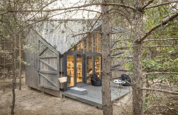 Minikönyvtár az erdő közepén | Bookworm Cabin