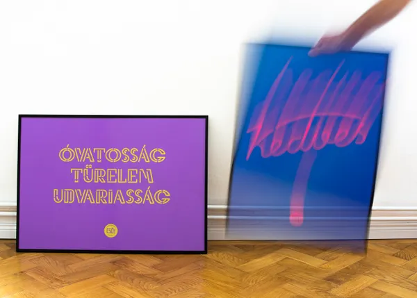 Neonmentés CSŐ! plakátokkal