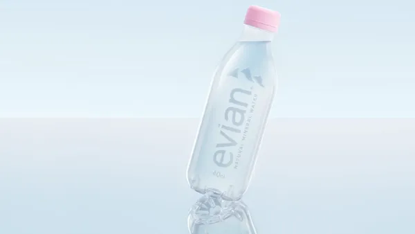 Címkementes palackkal jelentkezik az Evian