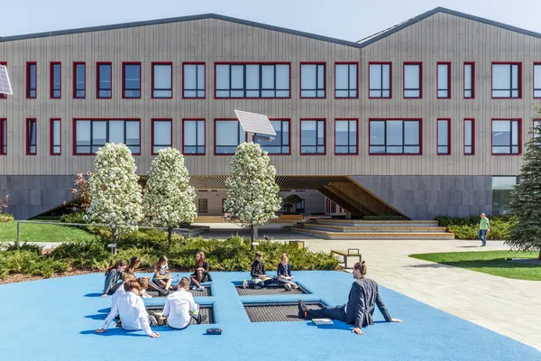 Grey patch in a colorful district | archimatika