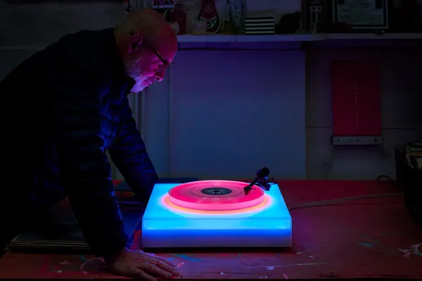 Fénymeditációs lemezjátszó az ambient királyától