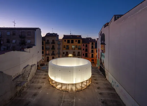 A building that gives a new function to urban spaces | KOGAA