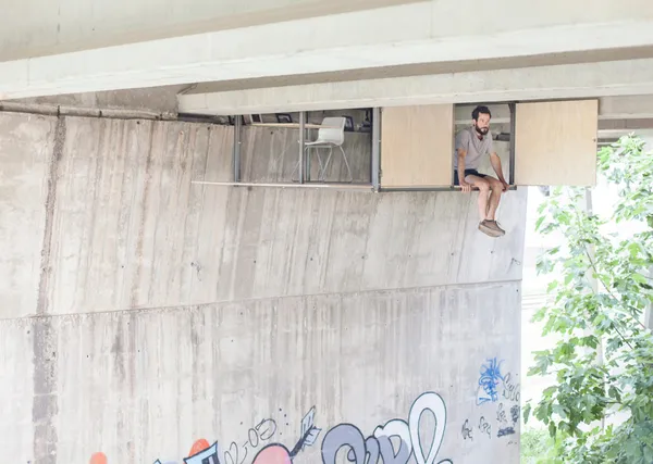 A floating workstation under the bridge | Lebrel
