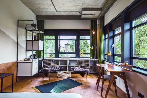 From hotels to home office | A response to the crisis from Amsterdam