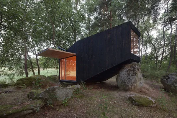 Apró menedék egy óriási sziklán | Uhlík Architekti