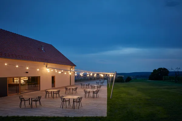 Fine dining, specialty coffee, juicy wines—in fabulous gardens | TOP 5