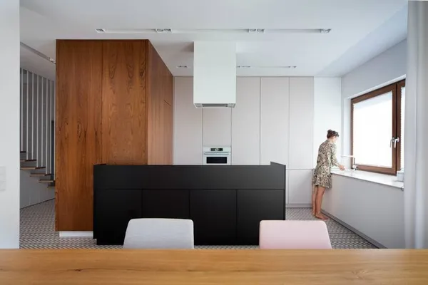 Mintakavalkád egy minimalista lengyel lakásban