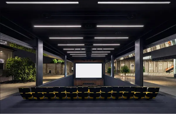 Szabadtérivé tette vetítőtermét a Fondazione Prada