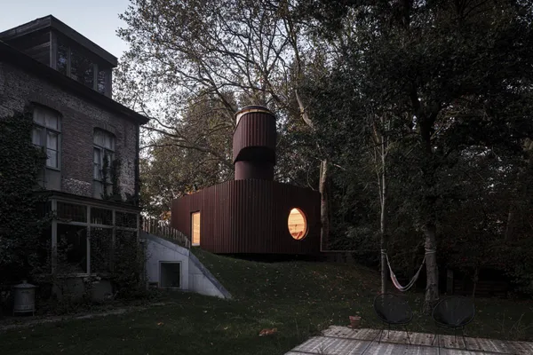 Szoborszerű vendégház a kert végében