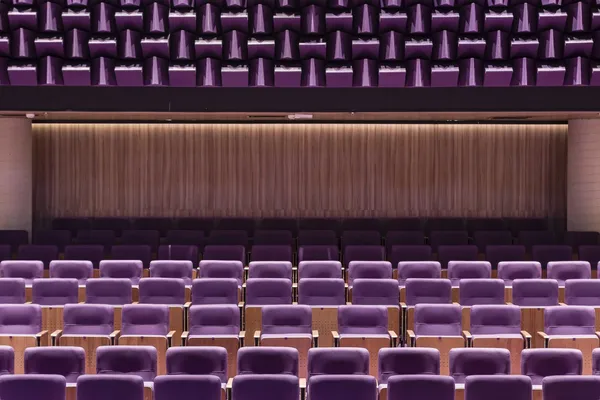 2022 trendszínében pompázik egy frissen átalakított mozi